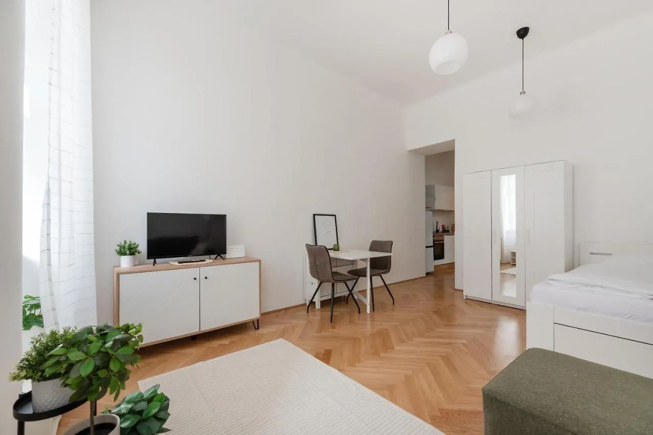 Zwischen Schoenbrunn Und Zentrum, Neues Apartment In Gruenruhelage Bei Schoenbrunn Vienna Austria