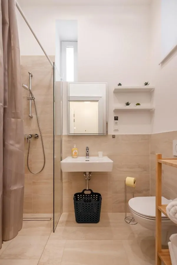 Zwischen Schoenbrunn Und Zentrum, Neues Apartment In Gruenruhelage Bei Schoenbrunn فيينا 0*,  النمسا