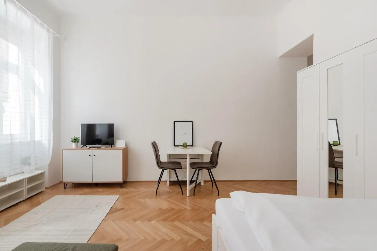 Zwischen Schoenbrunn Und Zentrum, Neues Apartment In Gruenruhelage Bei Schoenbrunn فيينا 0*,
