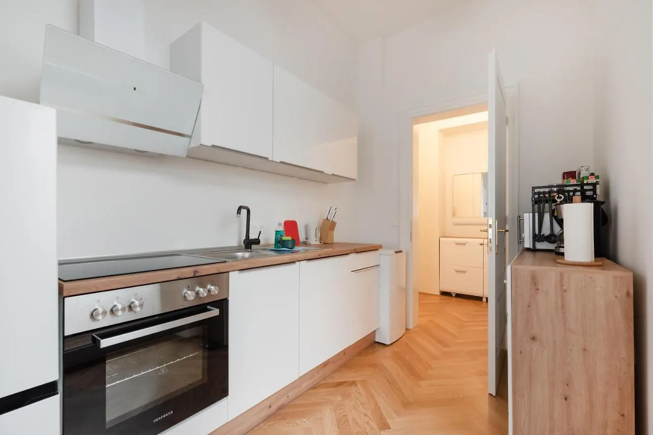 Zwischen Schoenbrunn Und Zentrum, Neues Apartment In Gruenruhelage Bei Schoenbrunn فيينا 0*,  النمسا